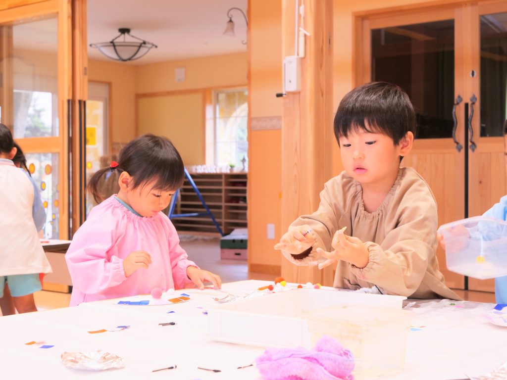 認定こども園せんだん幼稚園　美術遊び～仮装にぴったりのお面作成～